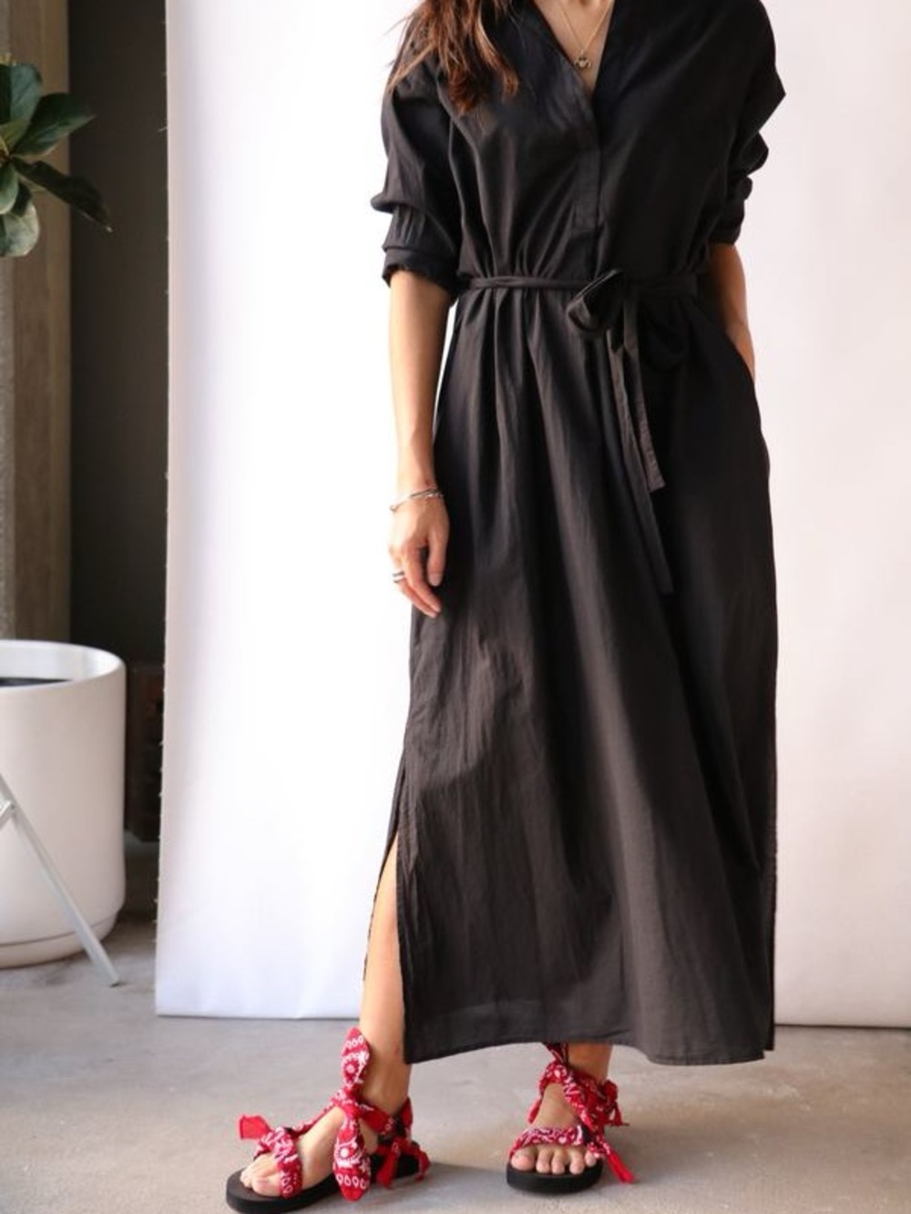 XiRENA Black V-Neck Tie-Waist Maxi Dress